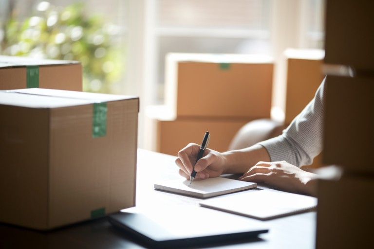 Changement d'Adresse : Quels Organismes Prévenir Lors d'un Déménagement