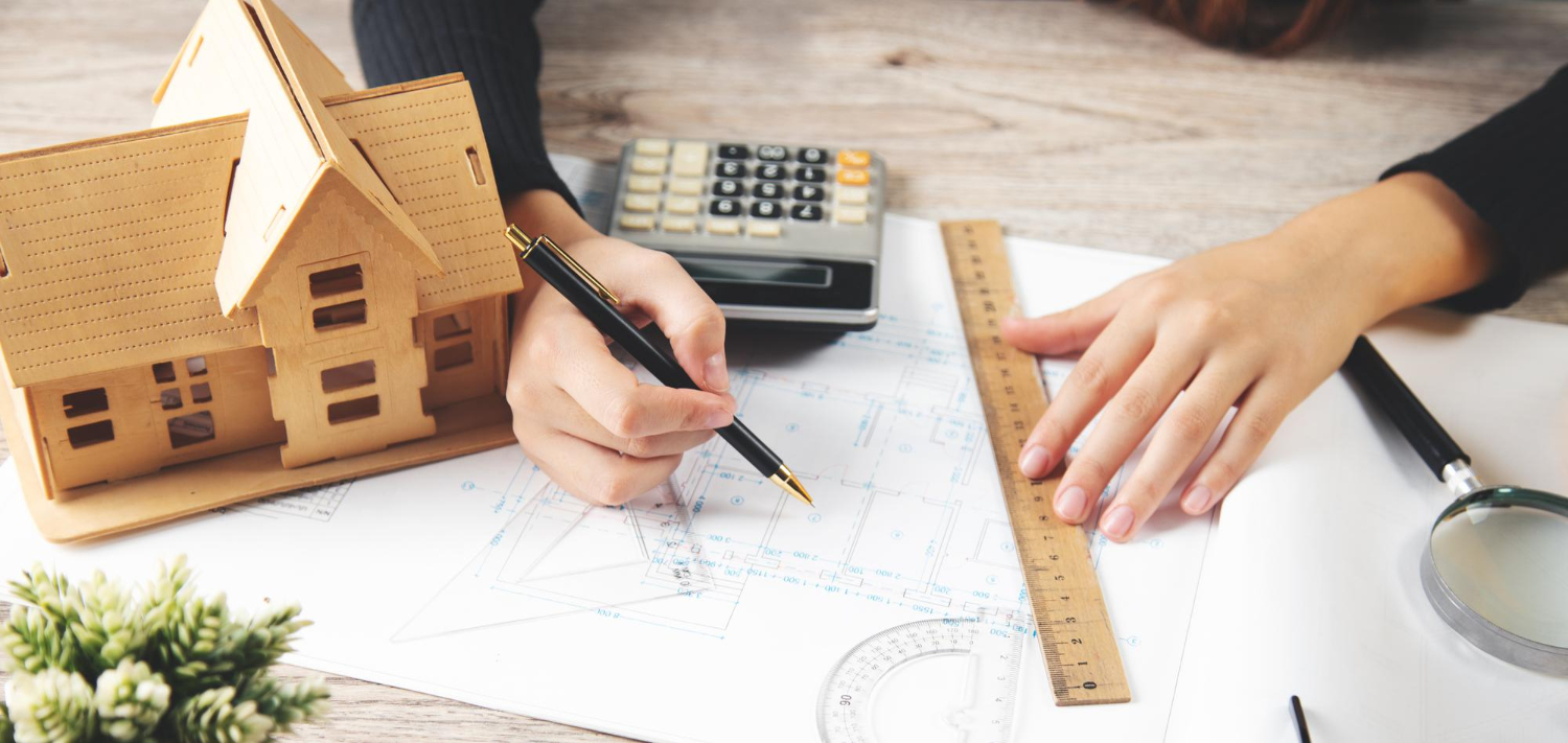 Femme qui travaille avec le concept de construction et d'immobilier